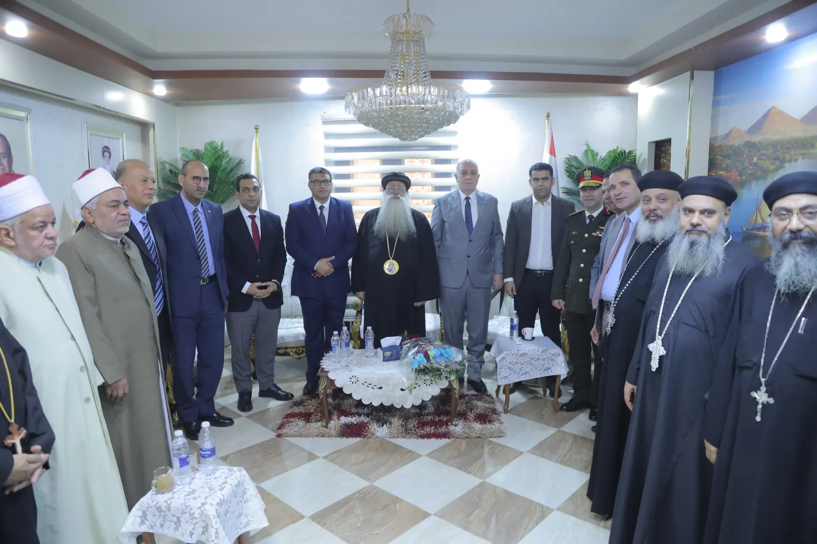 محافظ قنا ومدير الأمن يقدمان التهنئة للانبا تكلا مطران دشنا وتوابعها بمناسبة عيد القيامة المجيد - 1000532923