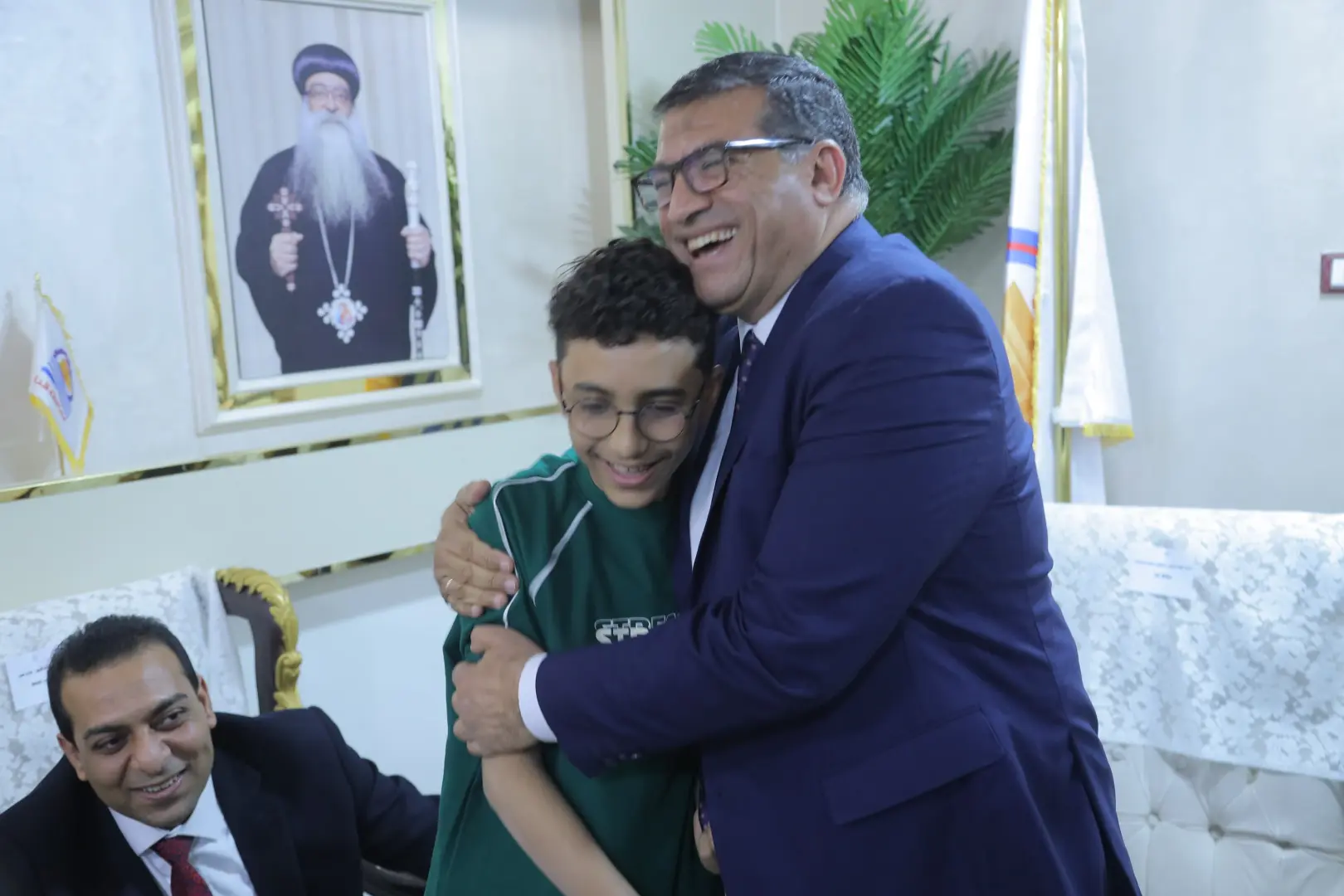 محافظ قنا ومدير الأمن يقدمان التهنئة للانبا تكلا مطران دشنا وتوابعها بمناسبة عيد القيامة المجيد - 1000532927