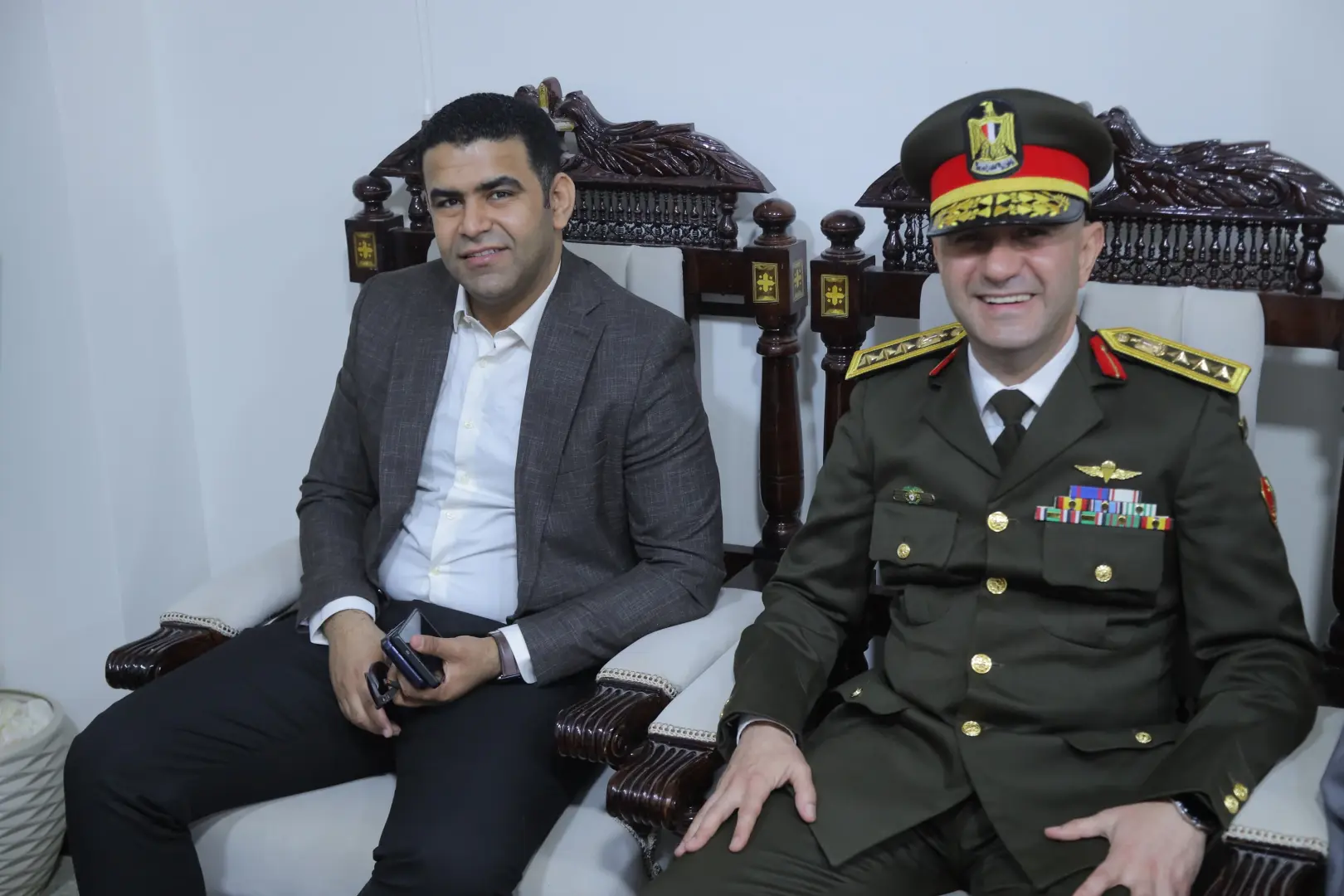 محافظ قنا ومدير الأمن يهنئان الأنبا بضابا أسقف نجع حمادي وتوابعها بعيد القيامة المجيد - 1000532980