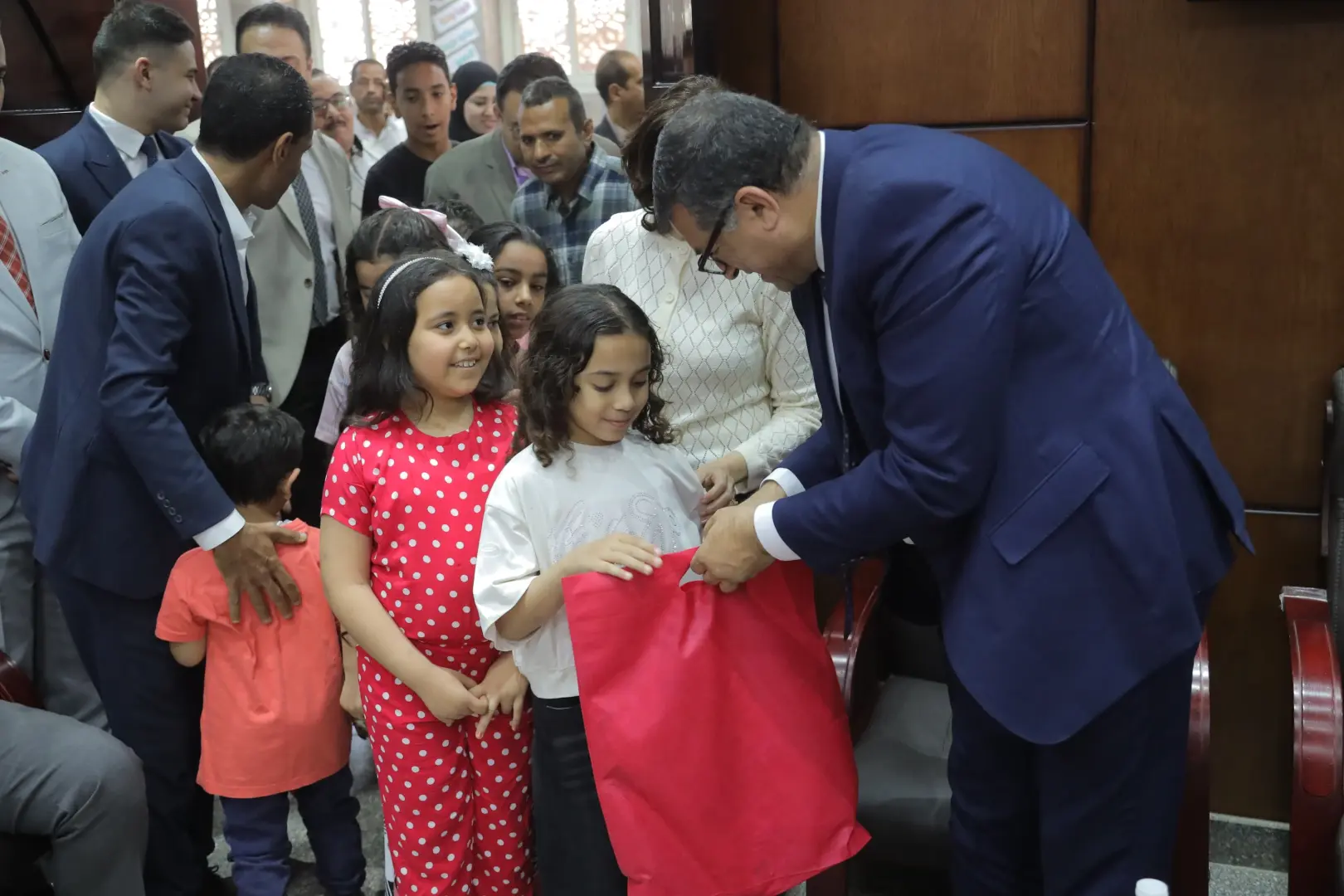 بمناسبة عيد القيامة المجيد.. محافظ قنا ومدير الأمن والوفد المرافق يقدمون التهنئة لراعي الكنيسة الإنجيلية بنجع حمادي - 1000533025
