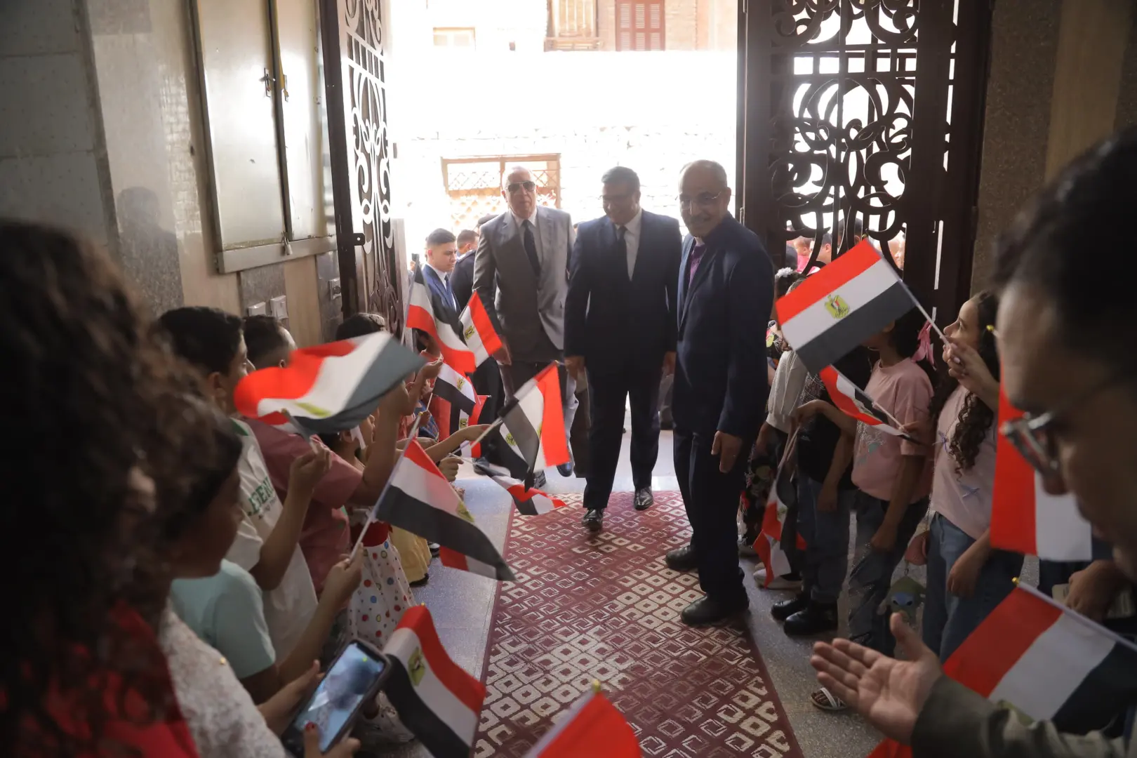 بمناسبة عيد القيامة المجيد.. محافظ قنا ومدير الأمن والوفد المرافق يقدمون التهنئة لراعي الكنيسة الإنجيلية بنجع حمادي - 1000533026
