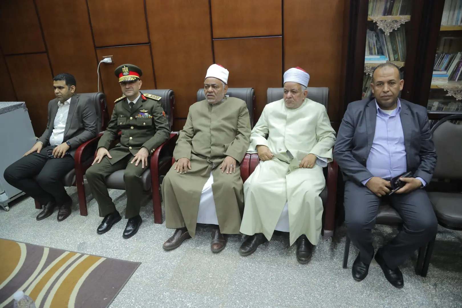 بمناسبة عيد القيامة المجيد.. محافظ قنا ومدير الأمن والوفد المرافق يقدمون التهنئة لراعي الكنيسة الإنجيلية بنجع حمادي - 1000533027