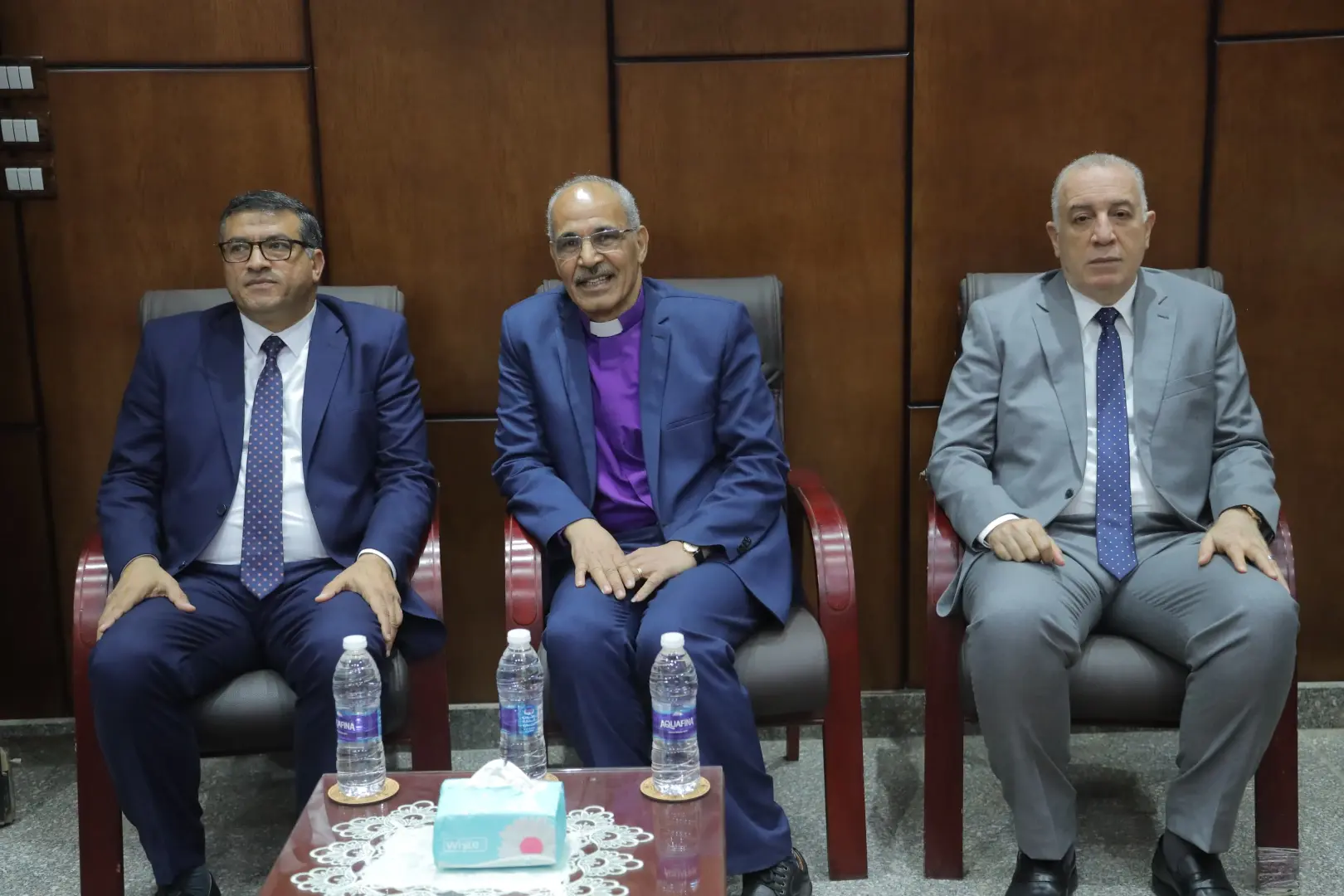 بمناسبة عيد القيامة المجيد.. محافظ قنا ومدير الأمن والوفد المرافق يقدمون التهنئة لراعي الكنيسة الإنجيلية بنجع حمادي - 1000533028