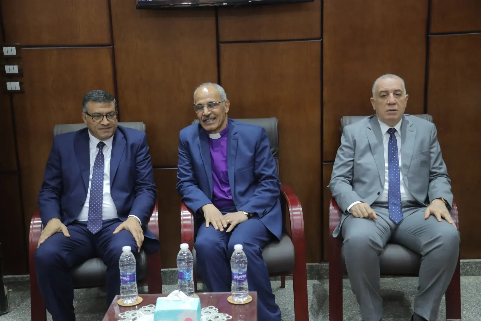 بمناسبة عيد القيامة المجيد.. محافظ قنا ومدير الأمن والوفد المرافق يقدمون التهنئة لراعي الكنيسة الإنجيلية بنجع حمادي