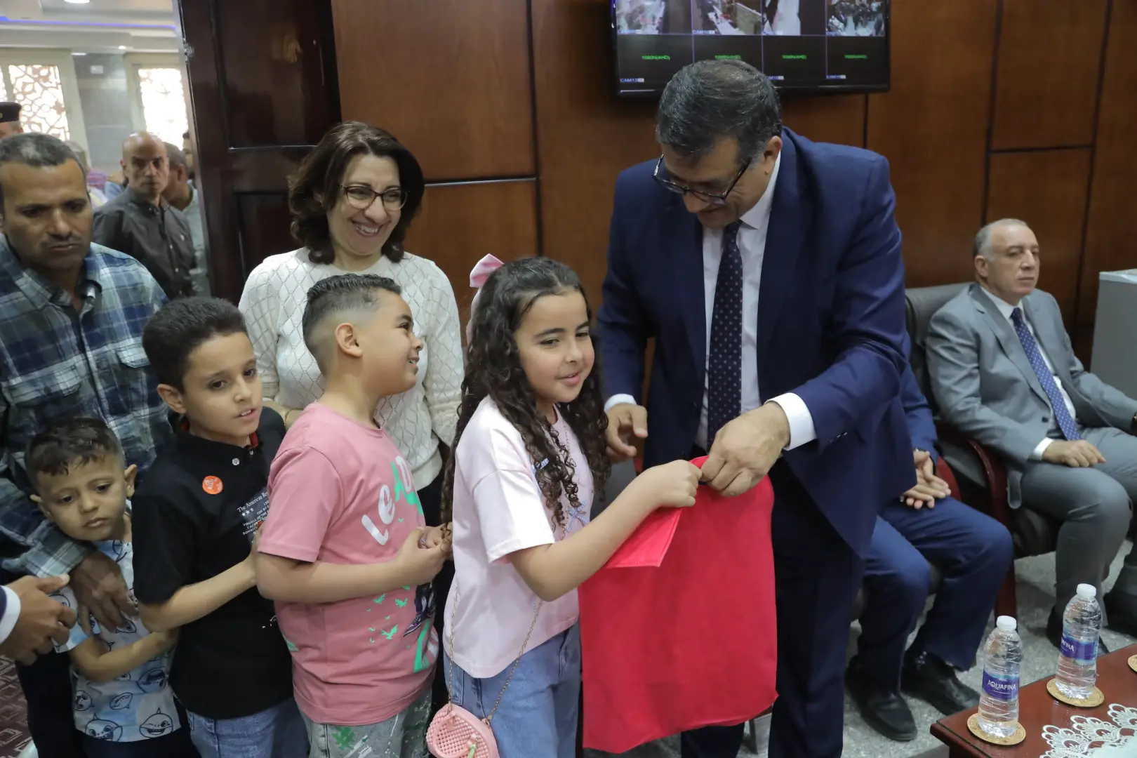 بمناسبة عيد القيامة المجيد.. محافظ قنا ومدير الأمن والوفد المرافق يقدمون التهنئة لراعي الكنيسة الإنجيلية بنجع حمادي - 1000533032