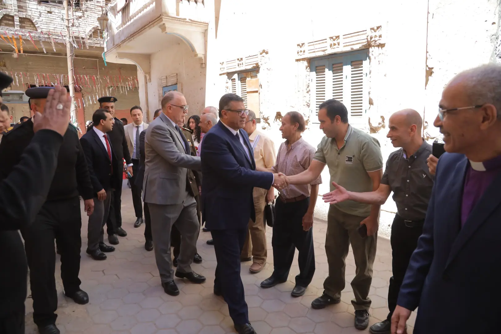 بمناسبة عيد القيامة المجيد.. محافظ قنا ومدير الأمن والوفد المرافق يقدمون التهنئة لراعي الكنيسة الإنجيلية بنجع حمادي - 1000533033