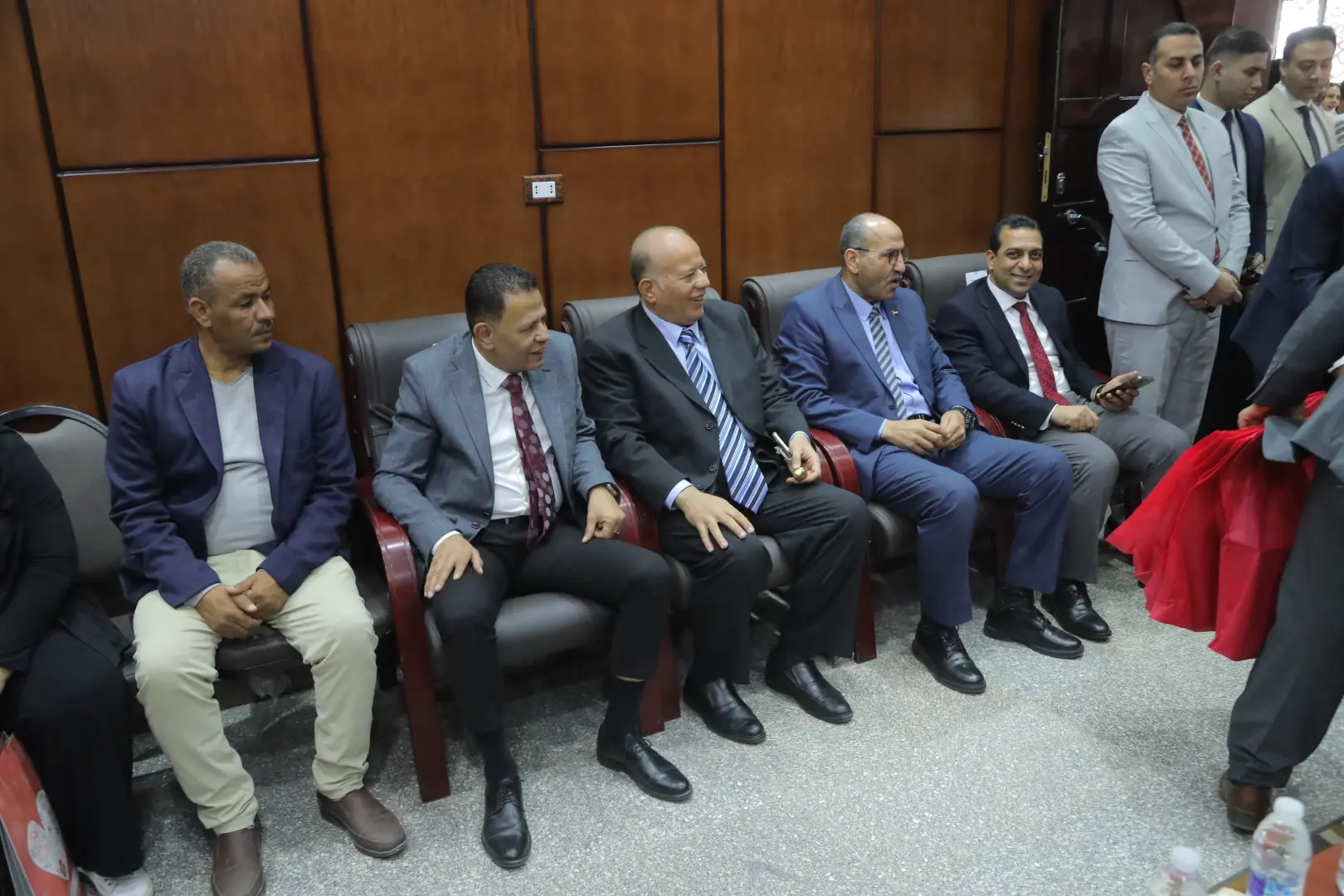 بمناسبة عيد القيامة المجيد.. محافظ قنا ومدير الأمن والوفد المرافق يقدمون التهنئة لراعي الكنيسة الإنجيلية بنجع حمادي - 1000533034