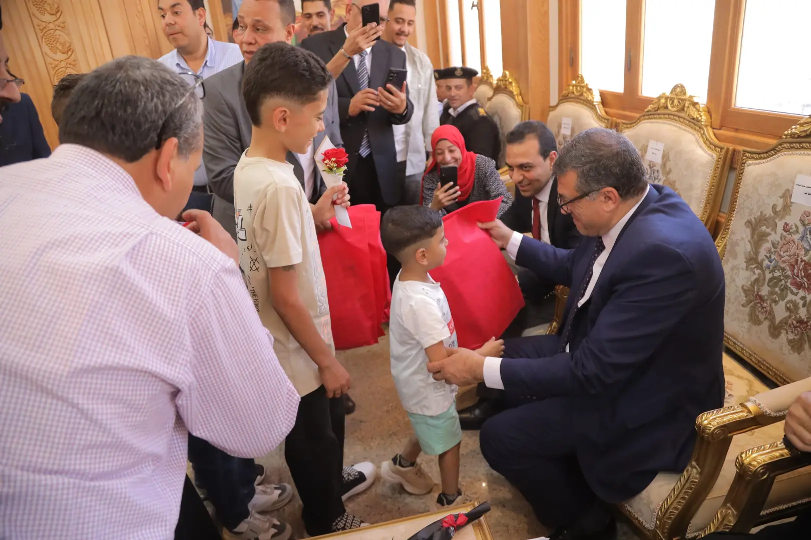محافظ قنا ومدير الأمن والوفد المرافق يقدمون التهنئة للانبا بيمن مطران قوص بعيد القيامة المجيد - 1000533065