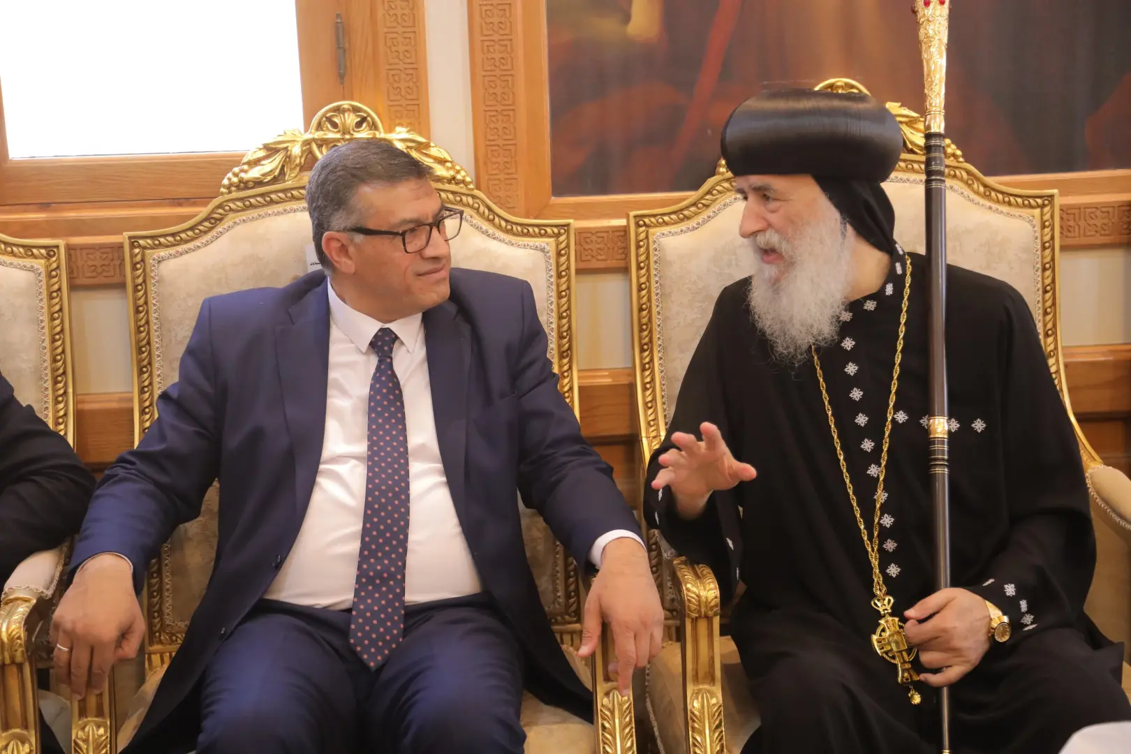محافظ قنا ومدير الأمن والوفد المرافق يقدمون التهنئة للانبا بيمن مطران قوص بعيد القيامة المجيد