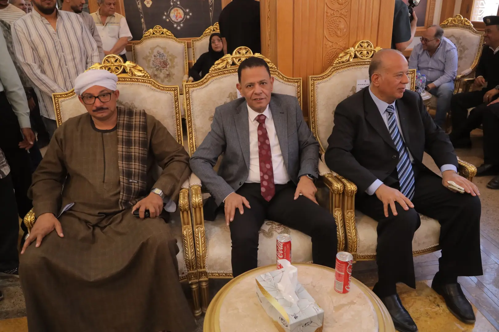 محافظ قنا ومدير الأمن والوفد المرافق يقدمون التهنئة للانبا بيمن مطران قوص بعيد القيامة المجيد - 1000533067