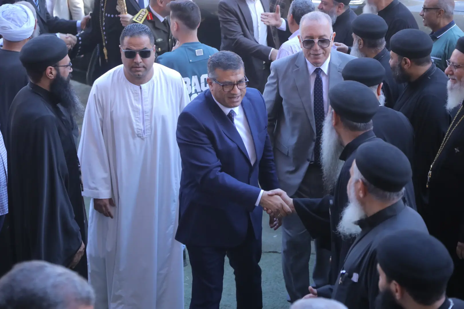 محافظ قنا ومدير الأمن والوفد المرافق يقدمون التهنئة للانبا بيمن مطران قوص بعيد القيامة المجيد - 1000533070
