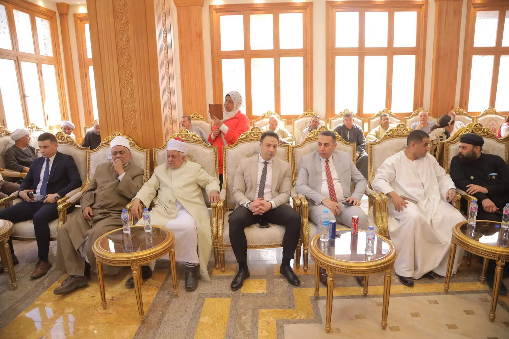 محافظ قنا ومدير الأمن والوفد المرافق يقدمون التهنئة للانبا بيمن مطران قوص بعيد القيامة المجيد - 1000533071