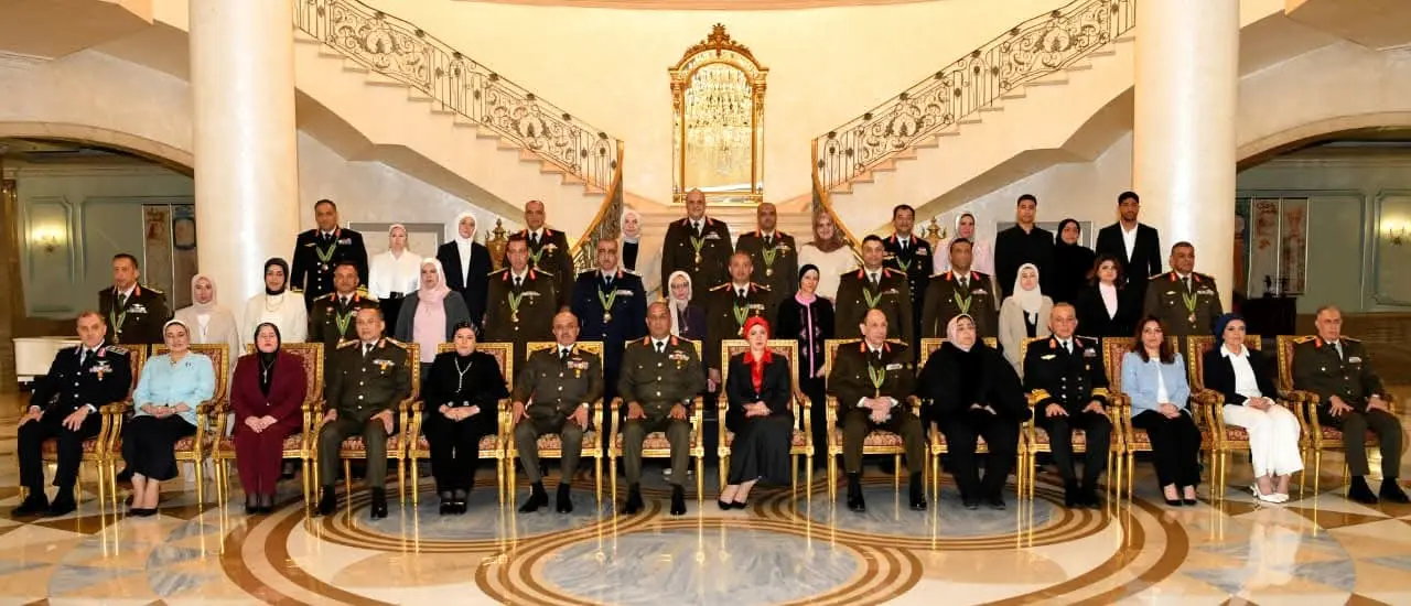 وزير الدفاع والإنتاج الحربى يكرم عدداً من القادة الذين أوفوا العطاء بالقوات المسلحة - 1000533241