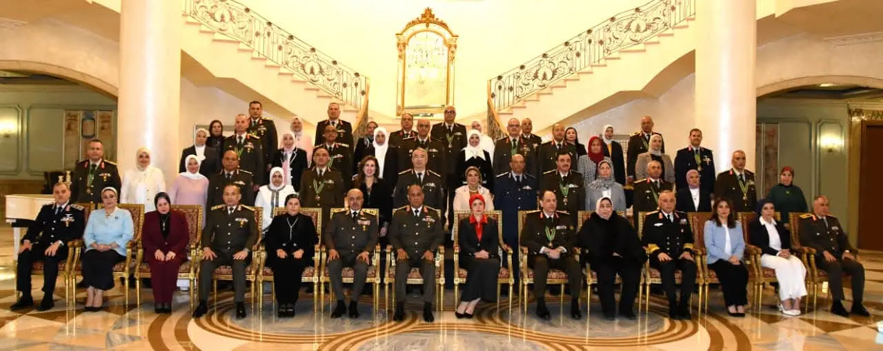 وزير الدفاع والإنتاج الحربى يكرم عدداً من القادة الذين أوفوا العطاء بالقوات المسلحة - 1000533242