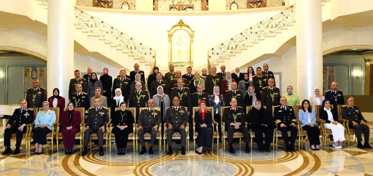 وزير الدفاع والإنتاج الحربى يكرم عدداً من القادة الذين أوفوا العطاء بالقوات المسلحة - 1000533243
