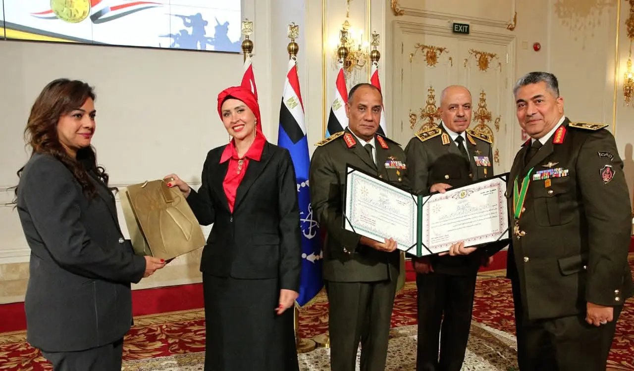 وزير الدفاع والإنتاج الحربى يكرم عدداً من القادة الذين أوفوا العطاء بالقوات المسلحة - 1000533245