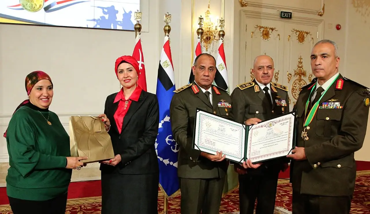 وزير الدفاع والإنتاج الحربى يكرم عدداً من القادة الذين أوفوا العطاء بالقوات المسلحة - 1000533246