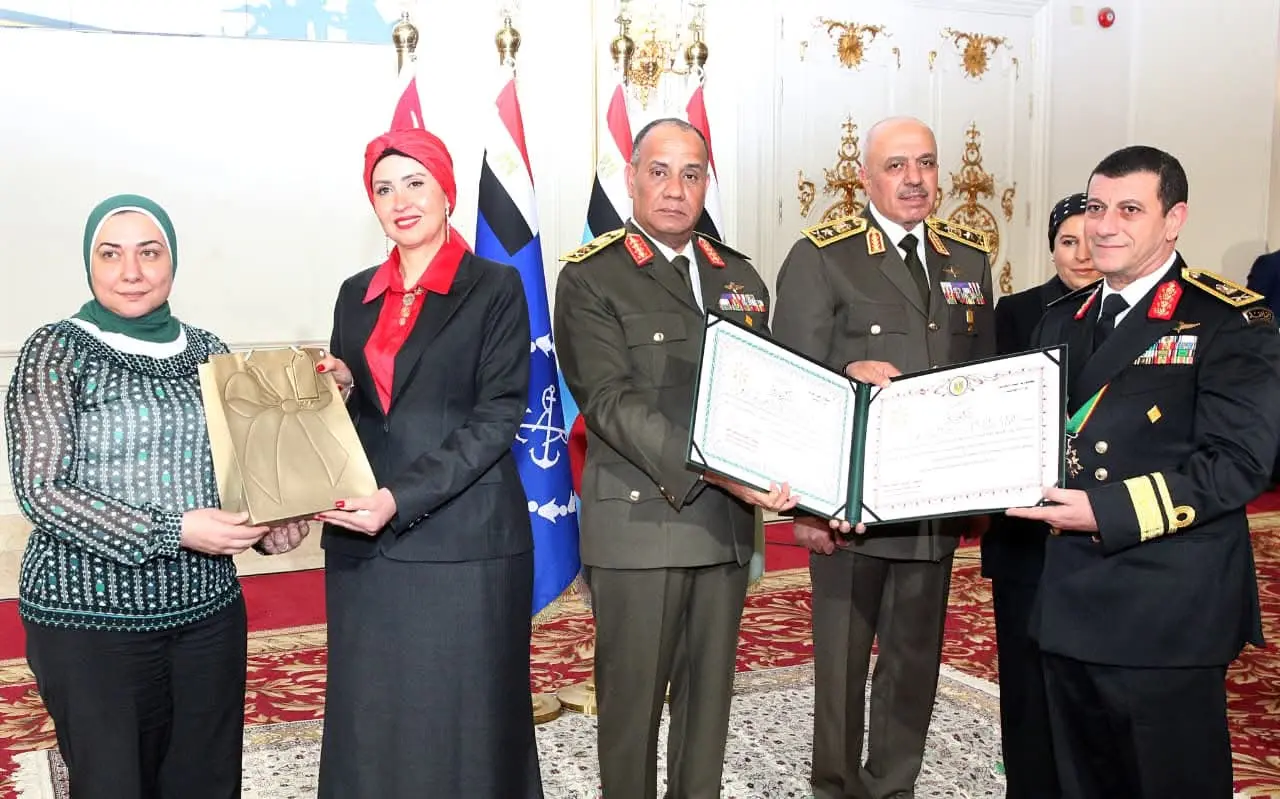 وزير الدفاع والإنتاج الحربى يكرم عدداً من القادة الذين أوفوا العطاء بالقوات المسلحة - 1000533247
