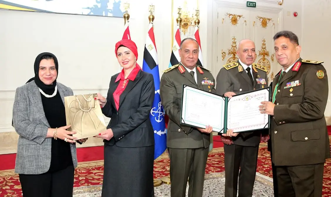 وزير الدفاع والإنتاج الحربى يكرم عدداً من القادة الذين أوفوا العطاء بالقوات المسلحة - 1000533248