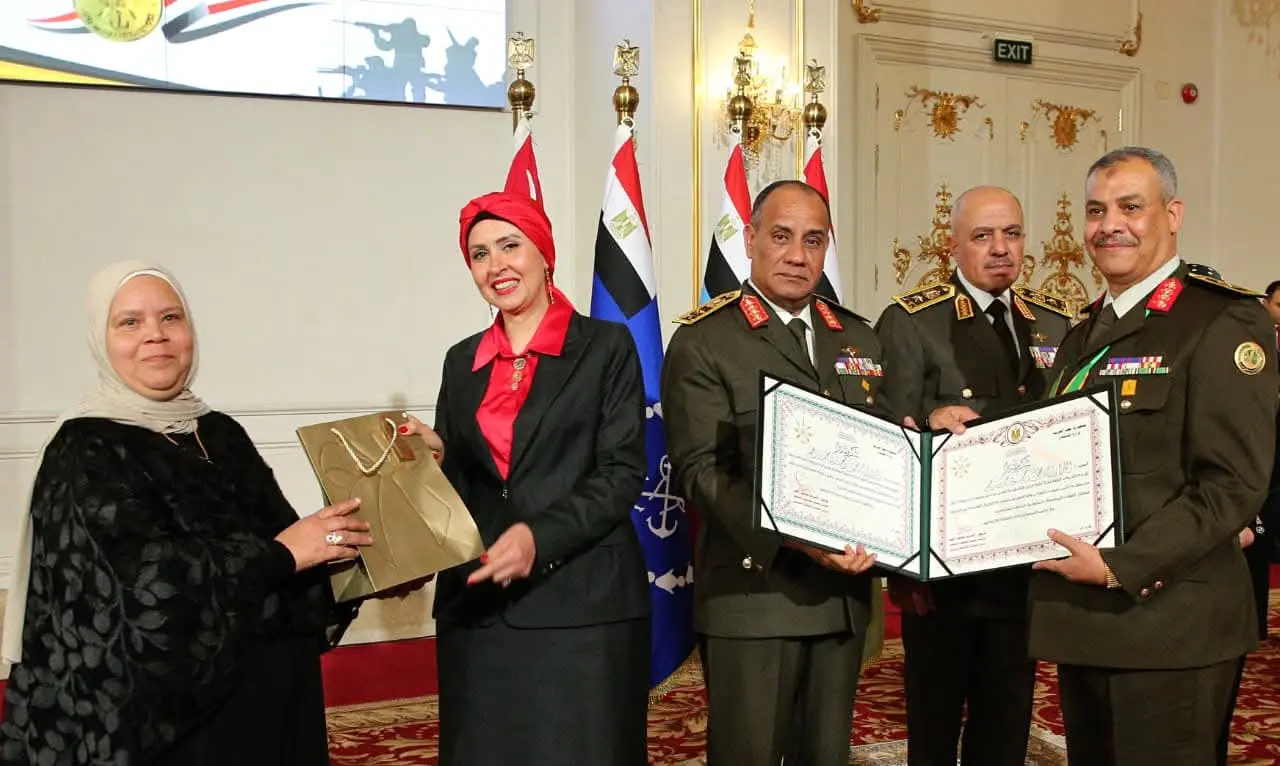 وزير الدفاع والإنتاج الحربى يكرم عدداً من القادة الذين أوفوا العطاء بالقوات المسلحة - 1000533249