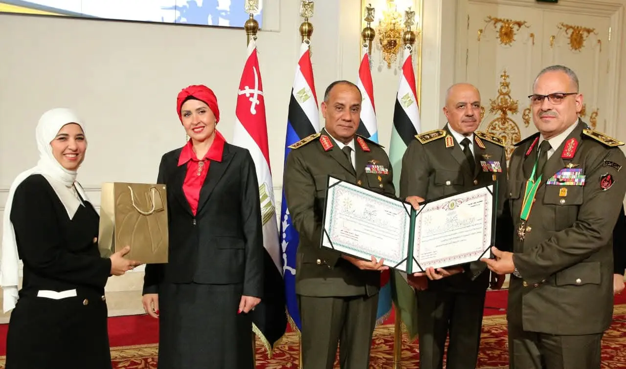 وزير الدفاع والإنتاج الحربى يكرم عدداً من القادة الذين أوفوا العطاء بالقوات المسلحة - 1000533250