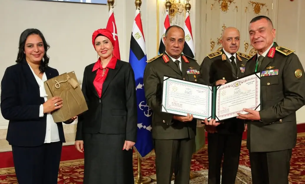 وزير الدفاع والإنتاج الحربى يكرم عدداً من القادة الذين أوفوا العطاء بالقوات المسلحة - 1000533252