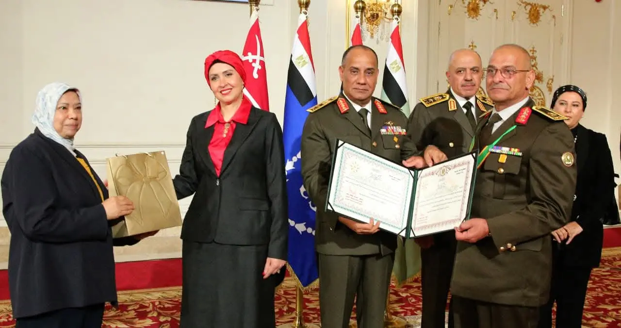 وزير الدفاع والإنتاج الحربى يكرم عدداً من القادة الذين أوفوا العطاء بالقوات المسلحة - 1000533253