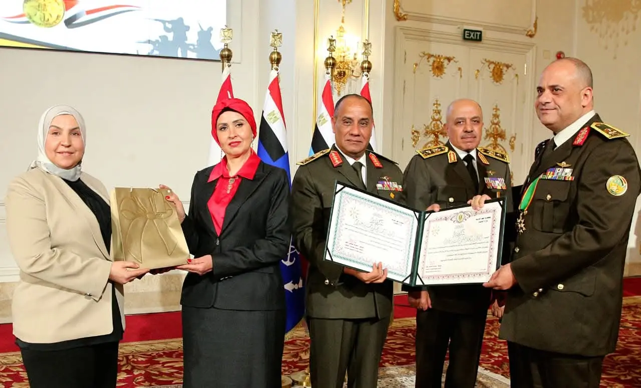 وزير الدفاع والإنتاج الحربى يكرم عدداً من القادة الذين أوفوا العطاء بالقوات المسلحة - 1000533254