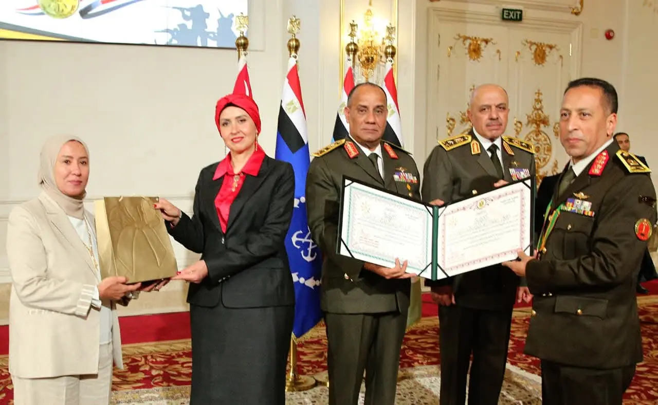 وزير الدفاع والإنتاج الحربى يكرم عدداً من القادة الذين أوفوا العطاء بالقوات المسلحة - 1000533255