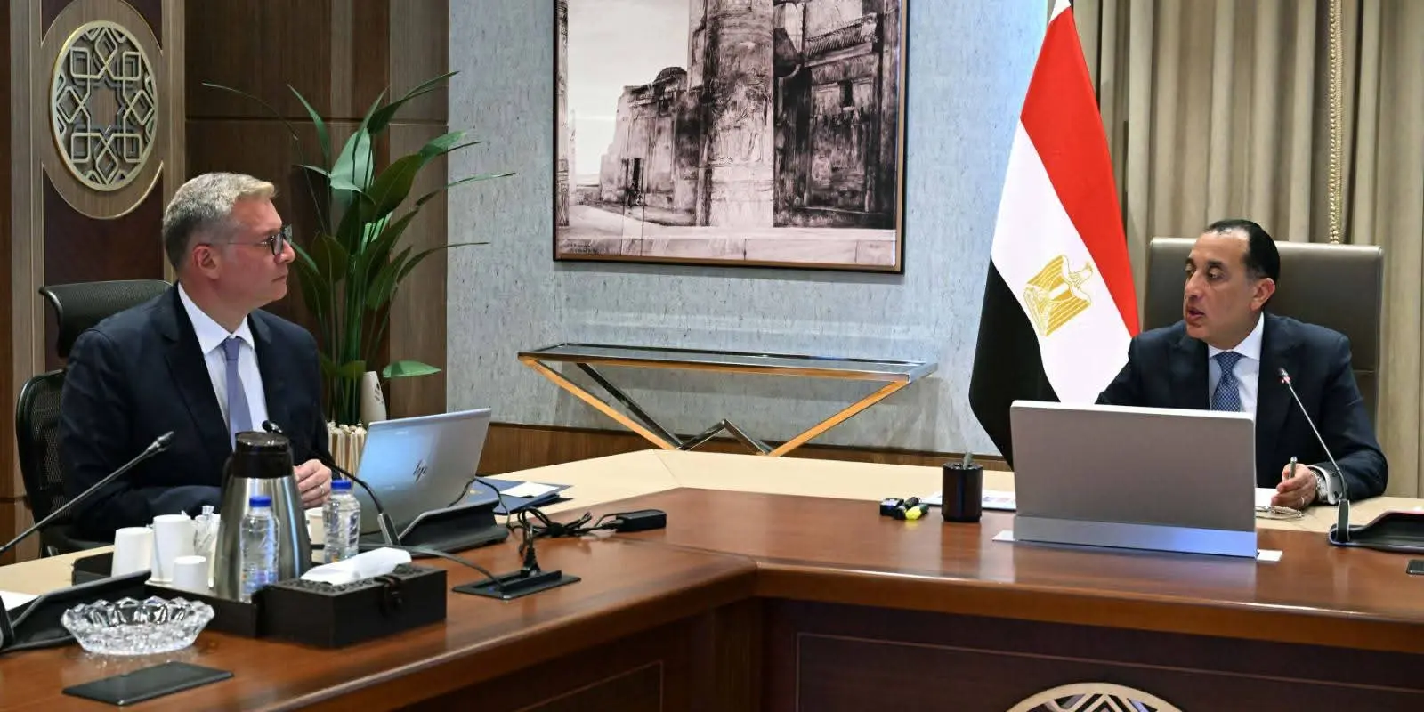 مدبولي يوجه ببدء القيد المؤقت لـ10 شركات بترول في البورصة ضمن برنامج الطروحات - 1000537489