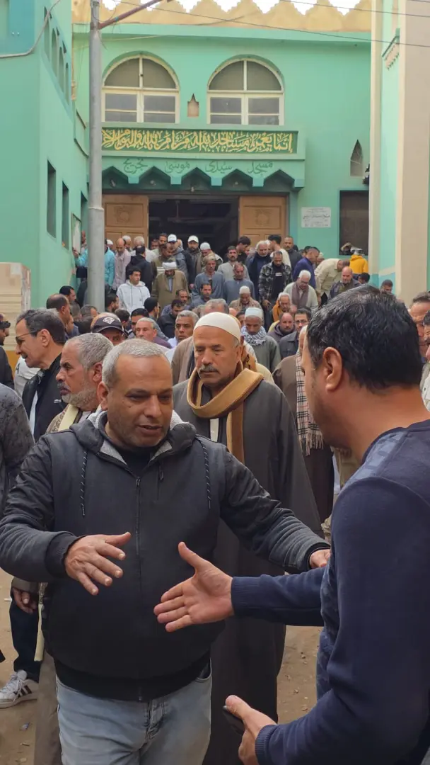 مشهد جنائزي مهيب.. المئات يشيعون جد محمد صلاح بمسقط رأسه في "نجريج" (صور)