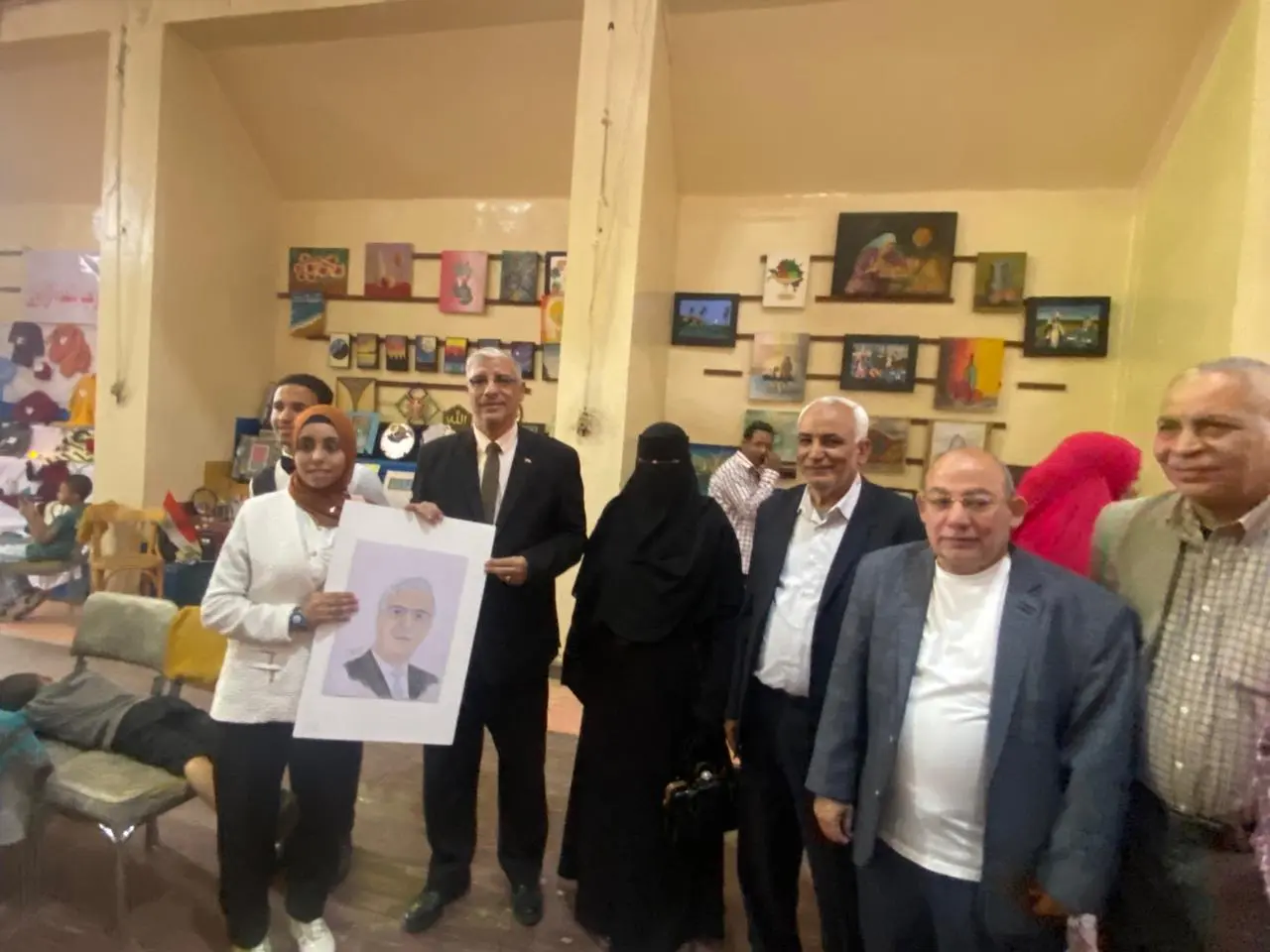 وكيل تعليم قنا يفتتح معرض التعليم الفني ويشيد بإبداعات الطلاب ومنتجاتهم - 1000539252