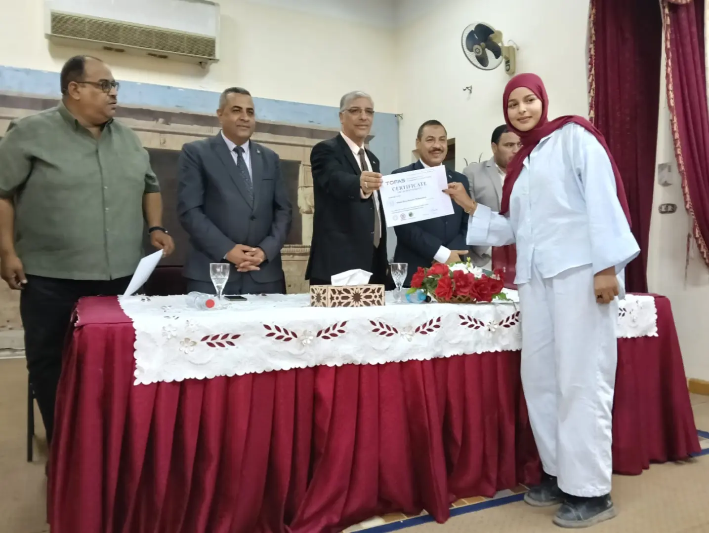 تعليم قنا يسلم 46 شهادة دولية في البرمجة والذكاء الاصطناعي لطلاب أولى ثانوي - 1000539620