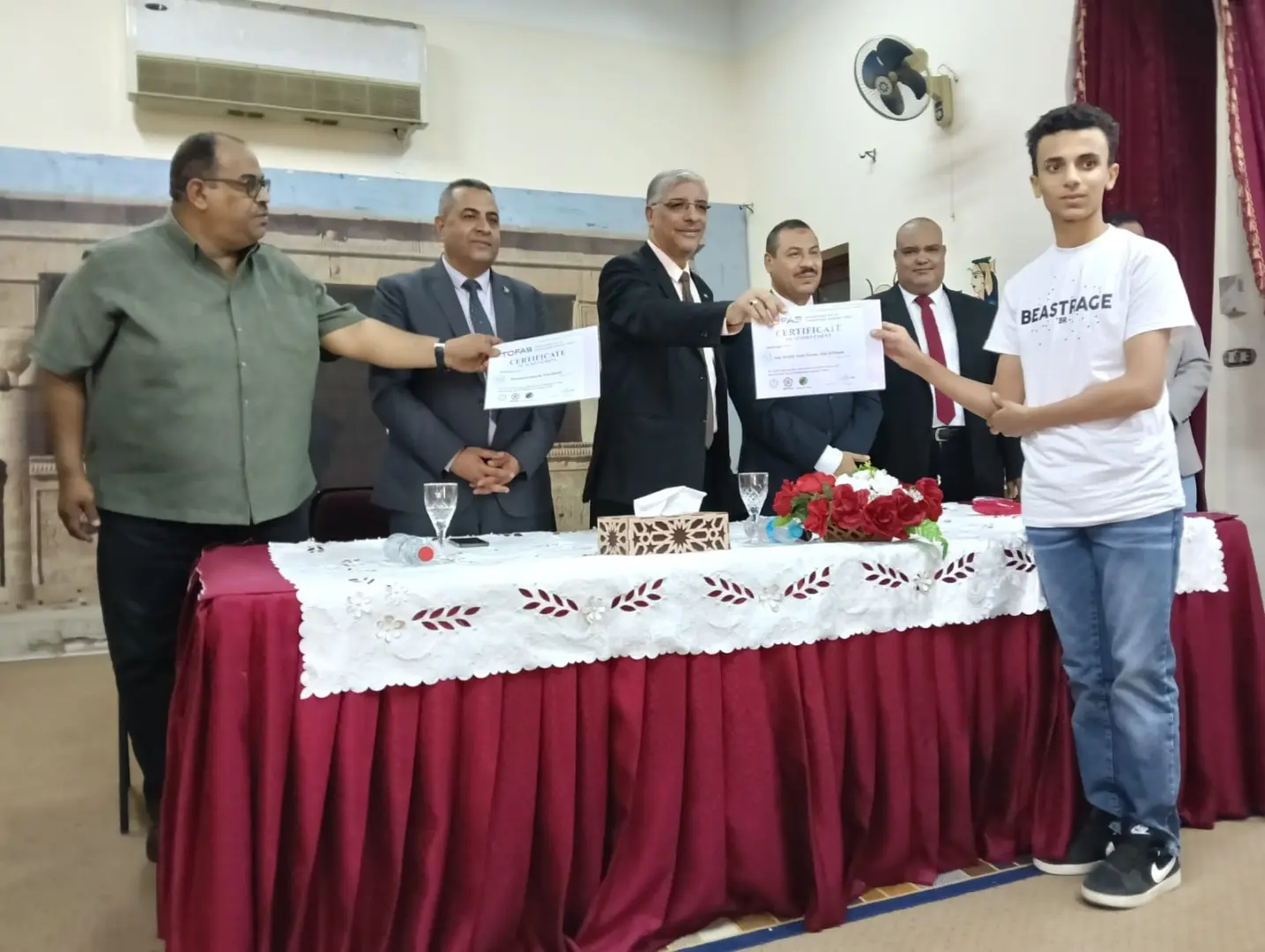 تعليم قنا يسلم 46 شهادة دولية في البرمجة والذكاء الاصطناعي لطلاب أولى ثانوي