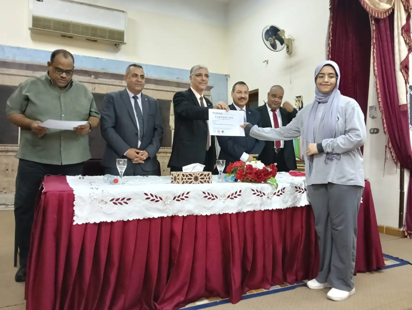 تعليم قنا يسلم 46 شهادة دولية في البرمجة والذكاء الاصطناعي لطلاب أولى ثانوي - 1000539680