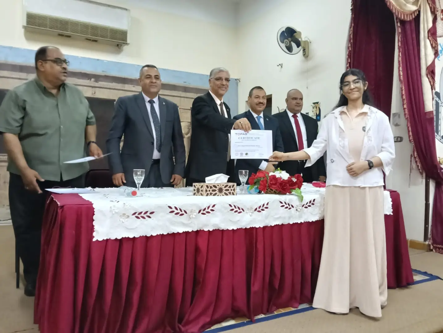 تعليم قنا يسلم 46 شهادة دولية في البرمجة والذكاء الاصطناعي لطلاب أولى ثانوي - 1000539686