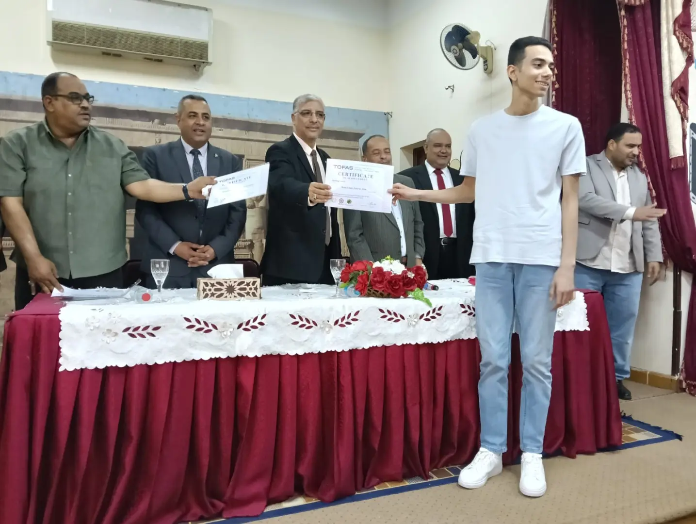 تعليم قنا يسلم 46 شهادة دولية في البرمجة والذكاء الاصطناعي لطلاب أولى ثانوي - 1000539725