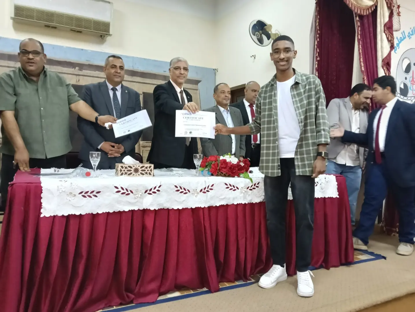 تعليم قنا يسلم 46 شهادة دولية في البرمجة والذكاء الاصطناعي لطلاب أولى ثانوي - 1000539728
