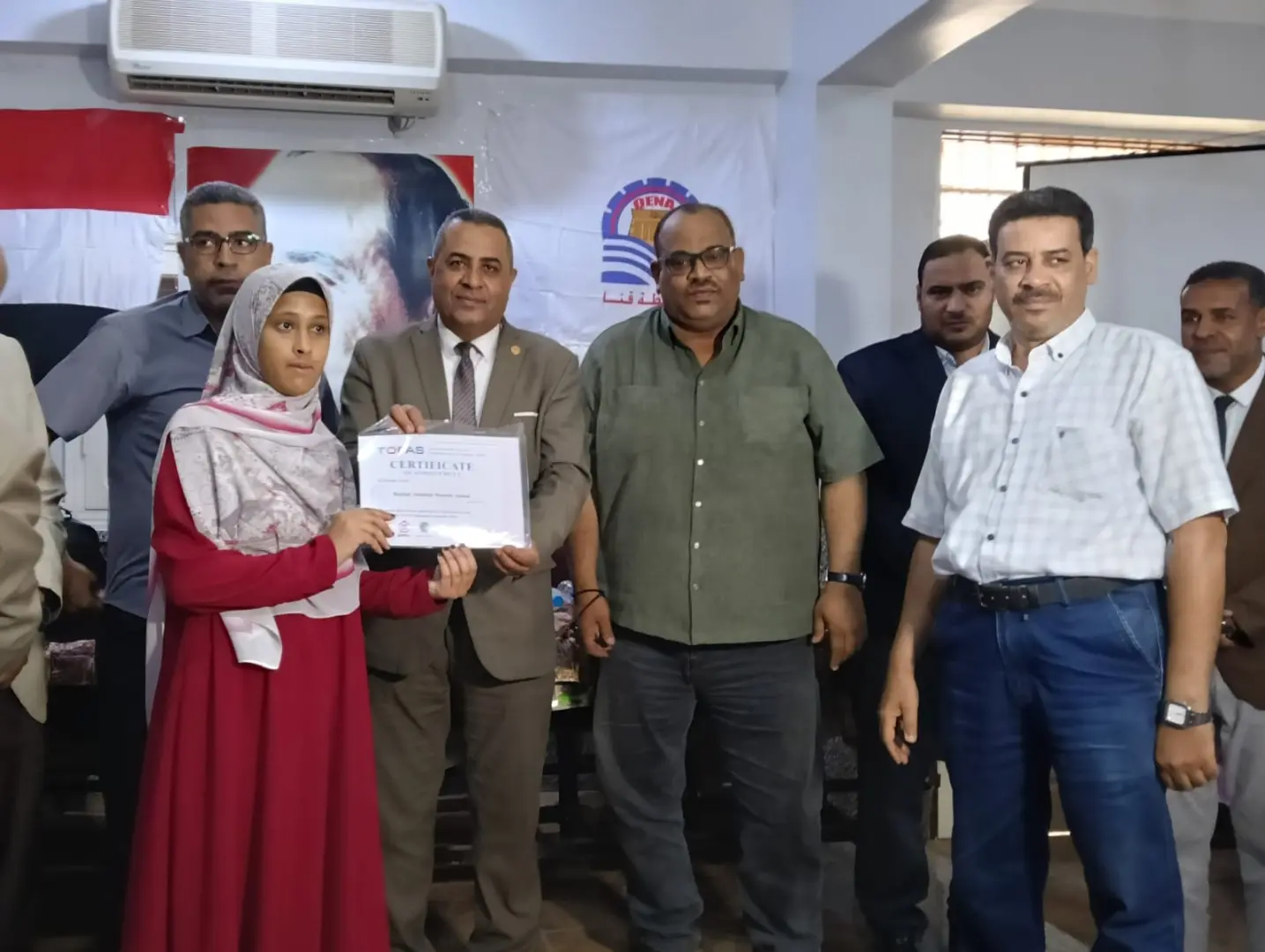 "عبدالمحسن" يكرم 29 طالبًا بتعليم قنا لحصولهم على شهادات دولية من “توفاس” اليابانية - 1000542892
