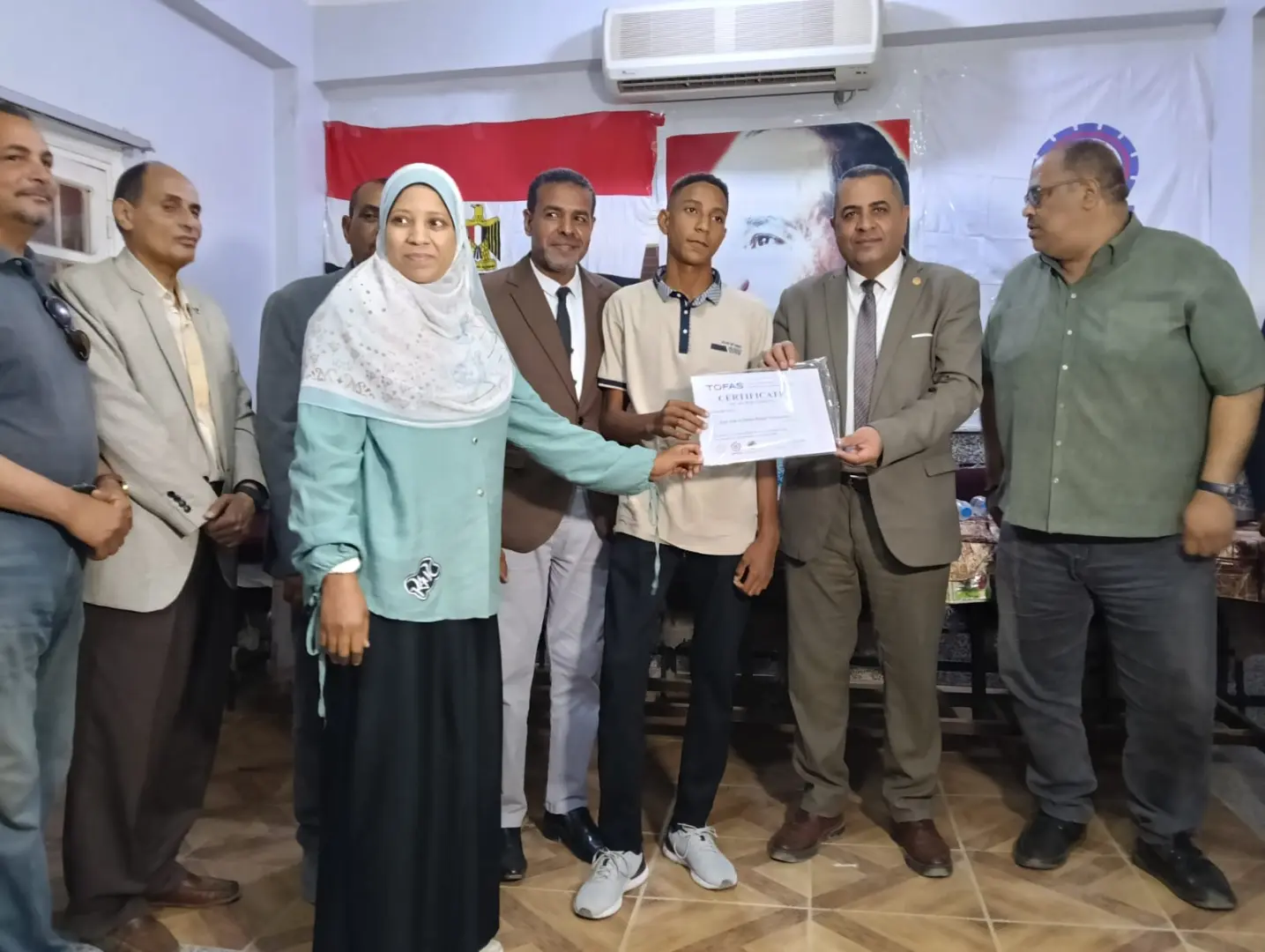 "عبدالمحسن" يكرم 29 طالبًا بتعليم قنا لحصولهم على شهادات دولية من “توفاس” اليابانية - 1000542900