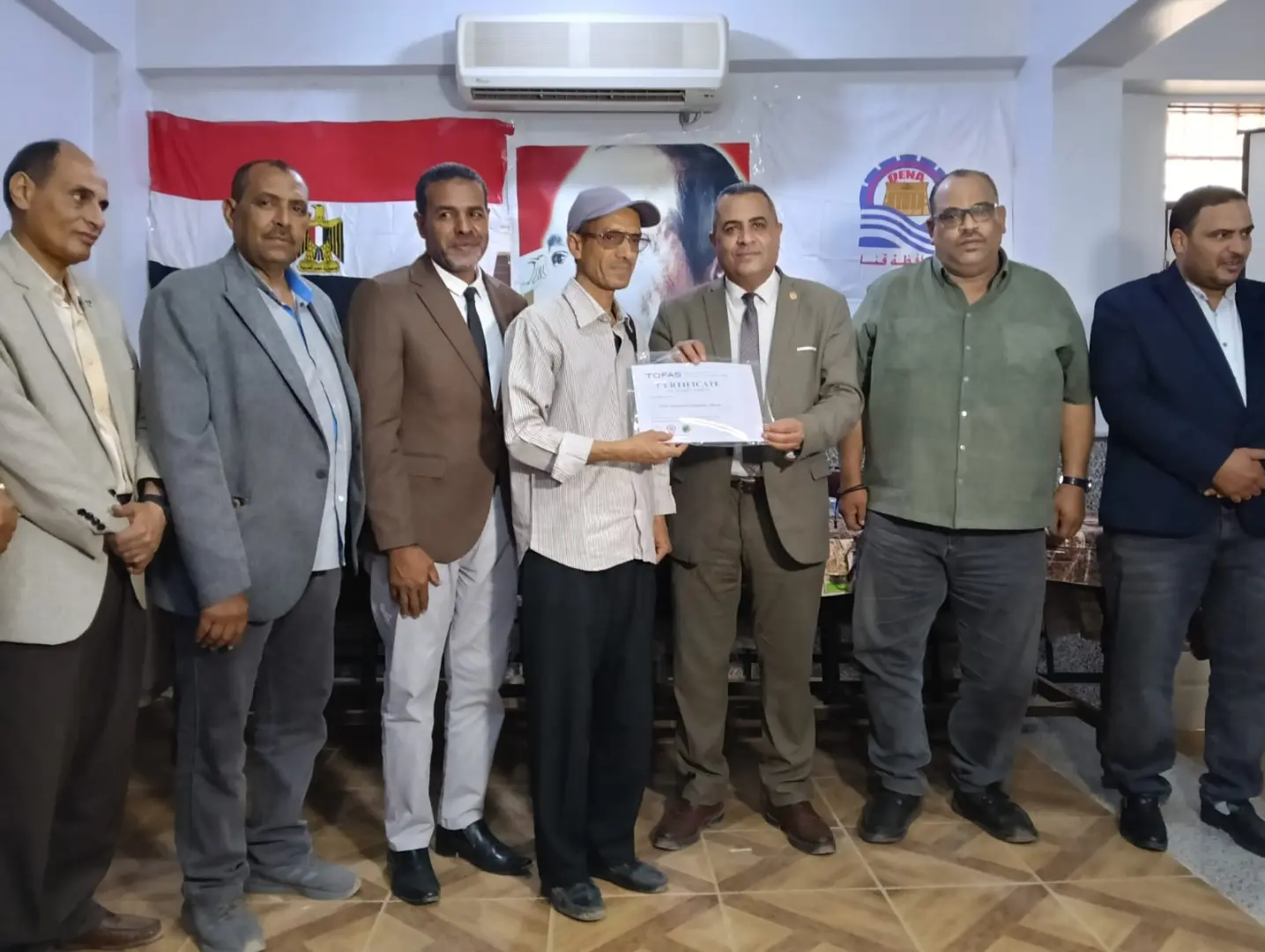 "عبدالمحسن" يكرم 29 طالبًا بتعليم قنا لحصولهم على شهادات دولية من “توفاس” اليابانية - 1000542902