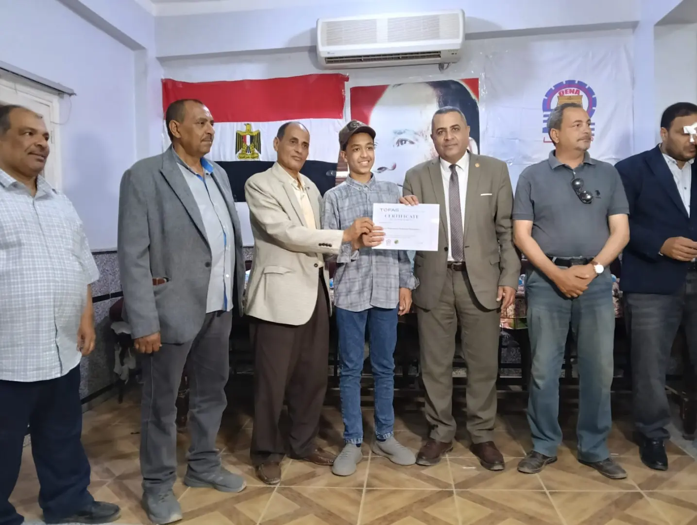 "عبدالمحسن" يكرم 29 طالبًا بتعليم قنا لحصولهم على شهادات دولية من “توفاس” اليابانية - 1000542905