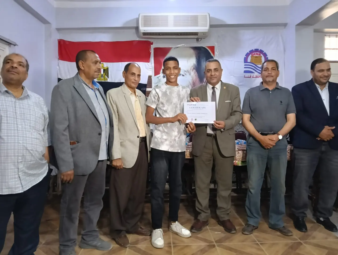"عبدالمحسن" يكرم 29 طالبًا بتعليم قنا لحصولهم على شهادات دولية من “توفاس” اليابانية - 1000542906