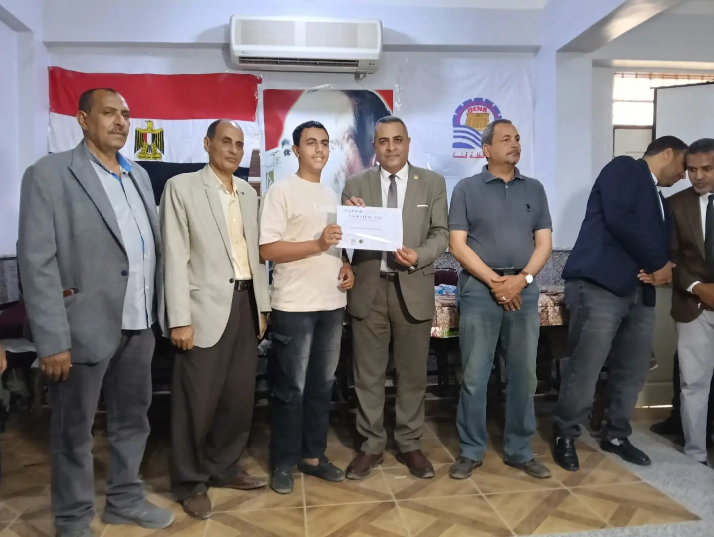 "عبدالمحسن" يكرم 29 طالبًا بتعليم قنا لحصولهم على شهادات دولية من “توفاس” اليابانية - 1000542907
