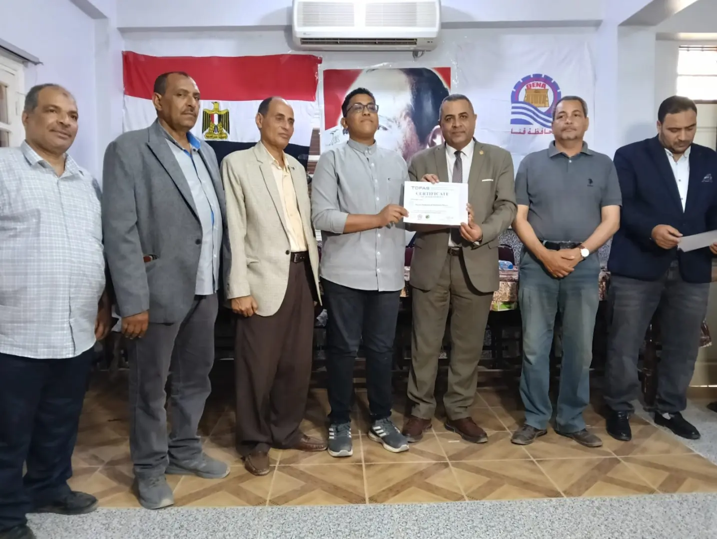 "عبدالمحسن" يكرم 29 طالبًا بتعليم قنا لحصولهم على شهادات دولية من “توفاس” اليابانية - 1000542908