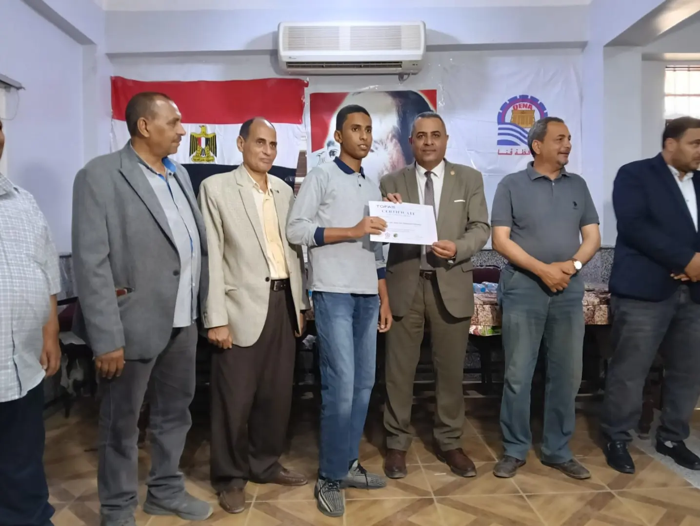 "عبدالمحسن" يكرم 29 طالبًا بتعليم قنا لحصولهم على شهادات دولية من “توفاس” اليابانية - 1000542909