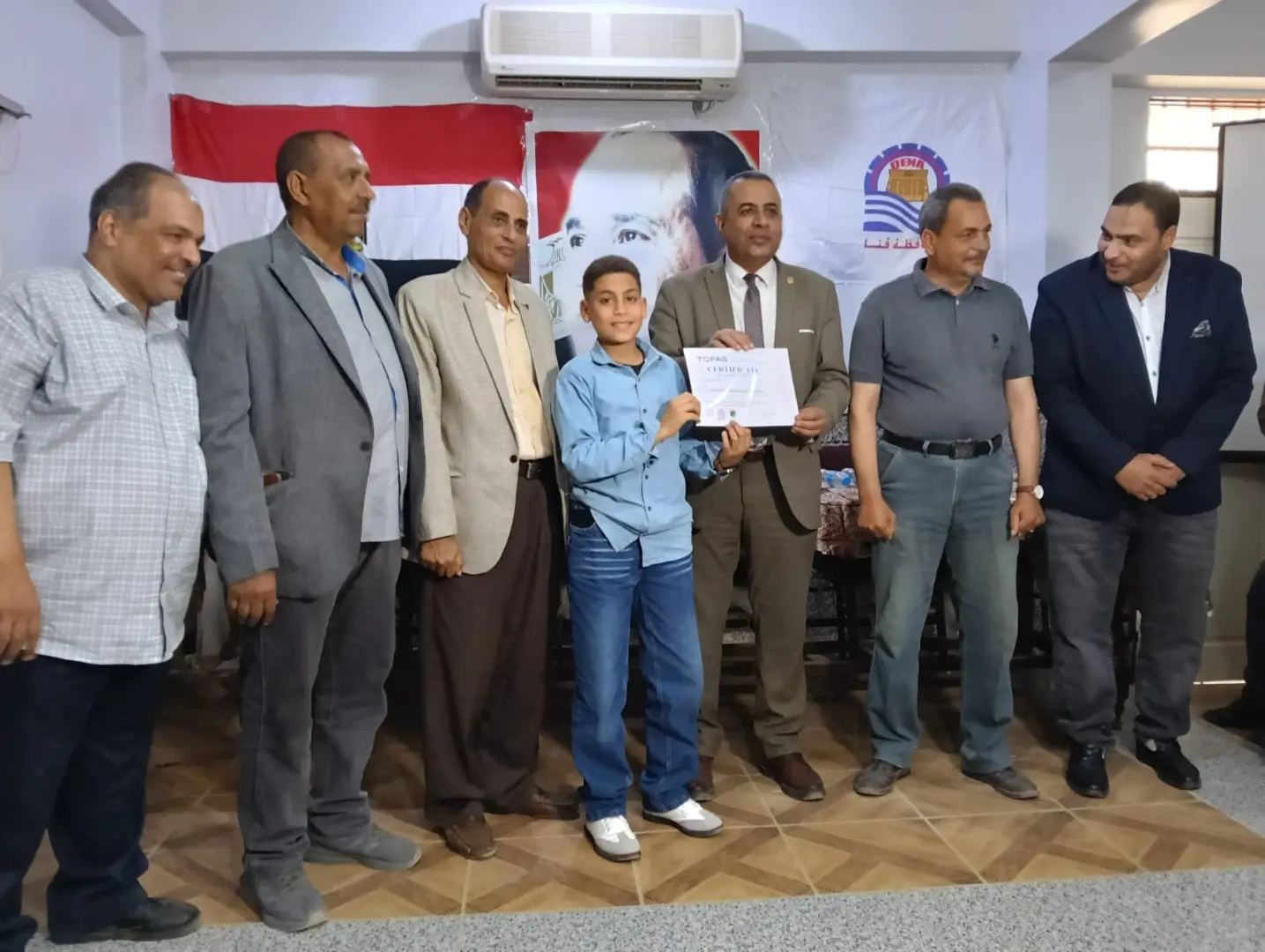 "عبدالمحسن" يكرم 29 طالبًا بتعليم قنا لحصولهم على شهادات دولية من “توفاس” اليابانية - 1000542910