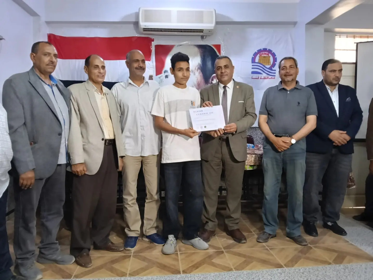 "عبدالمحسن" يكرم 29 طالبًا بتعليم قنا لحصولهم على شهادات دولية من “توفاس” اليابانية - 1000542912