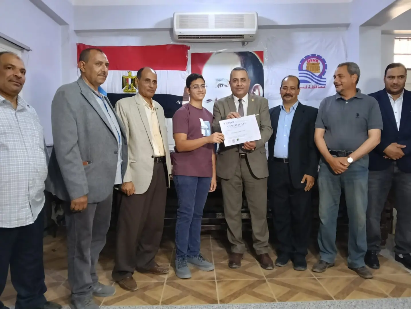 "عبدالمحسن" يكرم 29 طالبًا بتعليم قنا لحصولهم على شهادات دولية من “توفاس” اليابانية - 1000542913