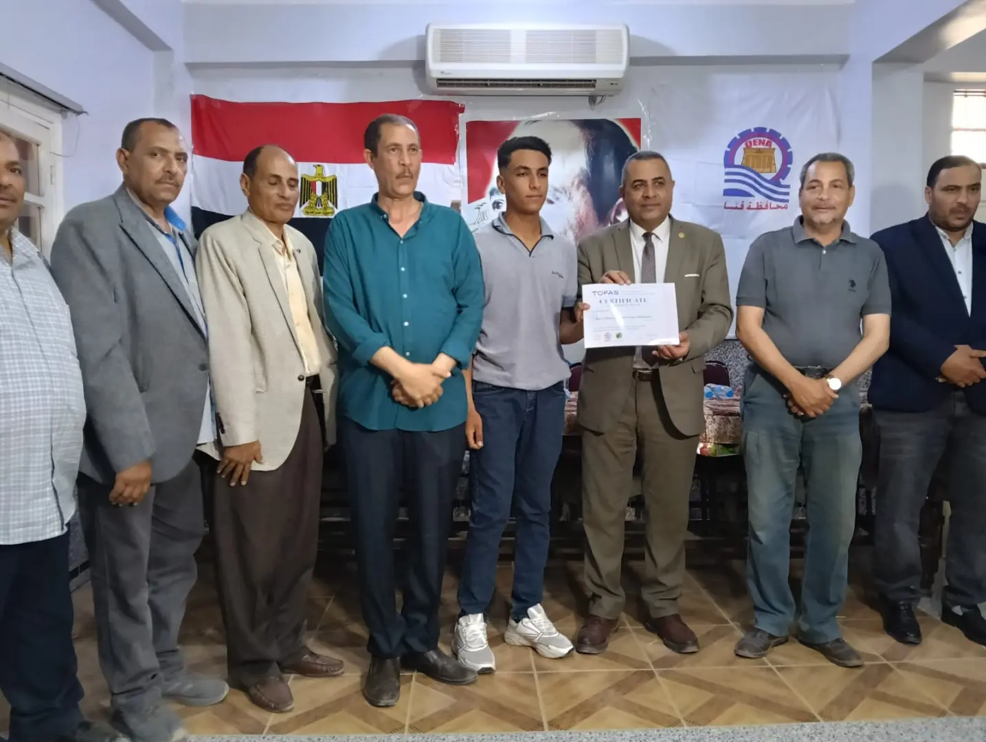 "عبدالمحسن" يكرم 29 طالبًا بتعليم قنا لحصولهم على شهادات دولية من “توفاس” اليابانية - 1000542916